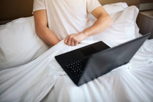 Varför är din erektion fast när du onanerar men misslyckas när du har sex med en tjej?