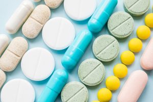 Olika flerfärgade piller som representerar opioidkrisen och läkemedelsmissbruk